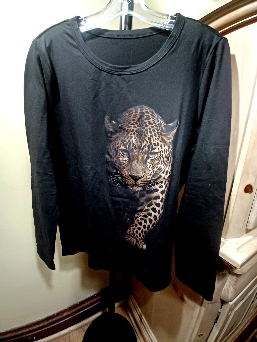 SHEIN BLACK LONG SLEEVE TOP w/LEOPARD GRAPHIC-(NEW)